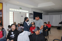 Estudiantes en taller de compresión.