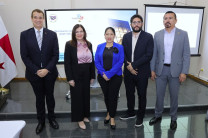 Presidente de la Sala Tercera de lo Contencioso Administrativo y Laboral, Carlos Alberto Vásquez Reyes y la Magistrada de la misma Sala, María Cristina Chen Stanziola, junto a los expositores: Dra. Jessica Guevara, Mgtr. Orlando Melgar y Dr. Félix Henríquez.