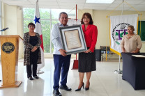 Subsecretario General de la ASEUTP, Sr. Enrique Santos Pérez, recibe pergamino por parte de la Dra. Ángela Laguna, Vicerrectora Académica.