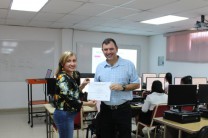 Entrega de certificados al instructor del seminario, Mgtr. Francisco Arango.