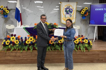 Entrega de Certificado a la Mgtr. Ana Marina Olmedo, CEO de Mente & Salud Consultorios