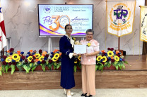 Dra. Lineth Alaín de Meier, Directora entrega Certificado por años de servicio a la Dra. Benigna Fernandez en conmemoración del Aniversario de la FCyT. Dra. Lineth Alaín de Meier, Directora entrega Certificado por años de servicio a la Dra. Benigna Fernandez en conmemoración del Aniversario de la FCyT.