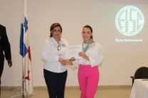 Entrega de certificado a la expositora a la Dra. Yessica Sáez.