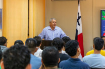 El acto inició con las palabras del Ing. Adriano Martínez, Director del Centro Regional, quien destacó la importancia de acompañar a los estudiantes en los distintos ámbitos que influyen en su desarrollo universitario. El acto inició con las palabras del Ing. Adriano Martínez, Director del Centro Regional, quien destacó la importancia de acompañar a los estudiantes en los distintos ámbitos que influyen en su desarrollo universitario.