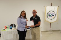 Entrega de certificado al instructor Mayor Carlos Cerón.