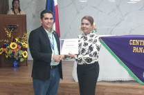 Entrega de Certificados a el Dr. Euclides Deago, del CIHH. 