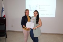 Ing. María Tejedor entrega certificado a la expositora Lic. Cheryl Trujillo
