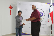 Entrega de certificado a Mgtr. Luis Richard Domínguez.