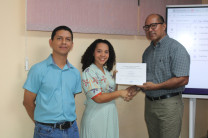 Entrega de certificado a Docente Tiempo Completo