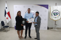 Entrega de certificado al expositor.