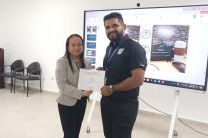 Entrega de certificado al expositor Ing. Delmit Ramos.