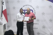 Entrega de certificado al expositor Ing. Carlos Ortíz, representante de ANSA