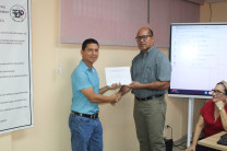 Entrega de Certificado al Instructor, Licdo. Eduardo Domínguez