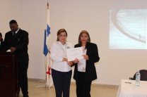 Entrega de certificado de expositora a la Mgstr. Oderaida Peña.