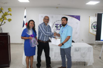 Entrega de certificado y obsequio para el Expositor - Ing. Okir Ortega