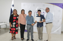 Entrega de certificados y pines por las Autoridades del Centro  Entrega de certificados y pines por las Autoridades del Centro