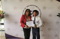 Entrega de certificado y regalo por parte de la Lcda. Aiza Fernández, Subdirectora Administrativa