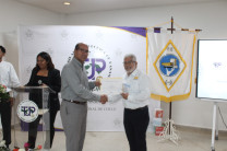 Entrega de certificados a los expositores.