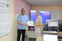 Entrega de certificados a Joana Sánchez por parte del MSc. Rafael Vejarano Coordinador de la FISC