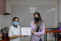 Entrega de certificado a la instructora Arq. Kamie Nieto.