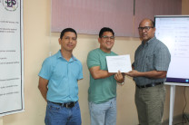 Entrega de certificados del seminario a participante externo