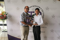 Entrega de certificado y regalo por parte del Ing. Carlos Marín, Subdirector Académico