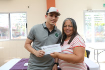 Entrega de la donación por la Mgtr. Cecilia González.