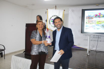 Entrega de obsequios a los expositores 