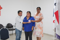 Entrega de obsequios a los damas presentes 