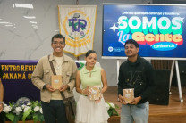 Estudiantes ganan obsequios por participar de la actividad.