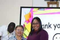 Entrega de reconocimiento por parte de la Mgtr. Hercilia Domínguez