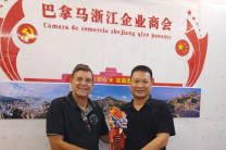 Entrega de regalos por Huang Yujing, Gerente General Pacific Era