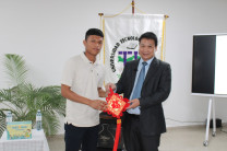 Entrega de regalos a los estudiantes Capítulos de Honor. 