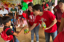 Entrega de regalos a los niños de la comunidad.