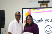 Entrega del certificado por parte del Ing. Carlos Williams.
