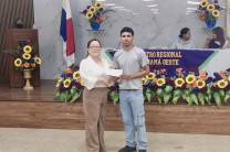 Mgtr. Itzel Loo, subdirectora Académica, entrega bono de lentes a estudiantes  