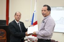 Ing. Fernando González, Director de la UTP Veraguas, hace entrega de reconocimiento.