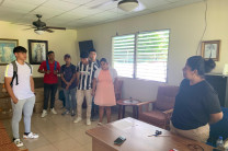 Entregando donaciones a la Casa del Campesino 
