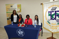 Autoridades del Centro Regional de Colón junto a la Directora Nacional de Bienestar Estudiantil.