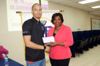Entrega por la Directora del Centro Regional de Colón.