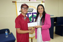 Entrega por la Directora Nacional de Bienestar Estudiantil.