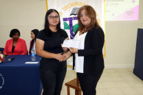 Entrega por la Licda. Maria Subera, trabajadora social del Centro.