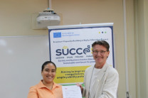 Participantes reciben certificado. Participante.