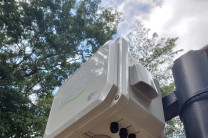 Se registraron las condiciones ambientales y las concentraciones de contaminantes atmosféricos utilizando la estación de monitoreo de contaminantes atmosféricos ‘AirSence’ ubicada en la entrada del Campus Central.