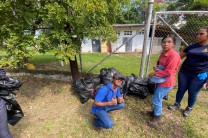 Estudiantes realizando recolección y separación de residuos.
