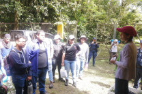 Estudiantes prestando atención a las recomendaciones de los guías 