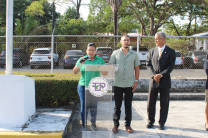Estudiante Abigaíl Rodríguez, realizando la promesa estudiantil.