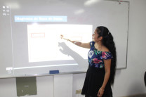 Estudiante estudiante Alis Valdés durante su sustentación 