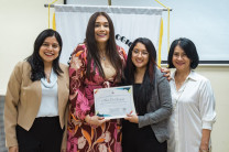 Estudiante Ana De Gracia, recibe certificado.