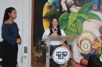 Estudiante Cinthya Ruiz en su discurso.
